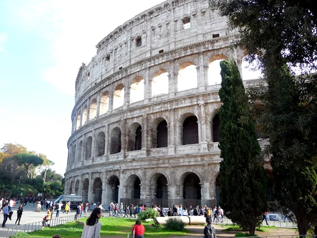 Coliseu-Area-arqueológica-central-de-Roma