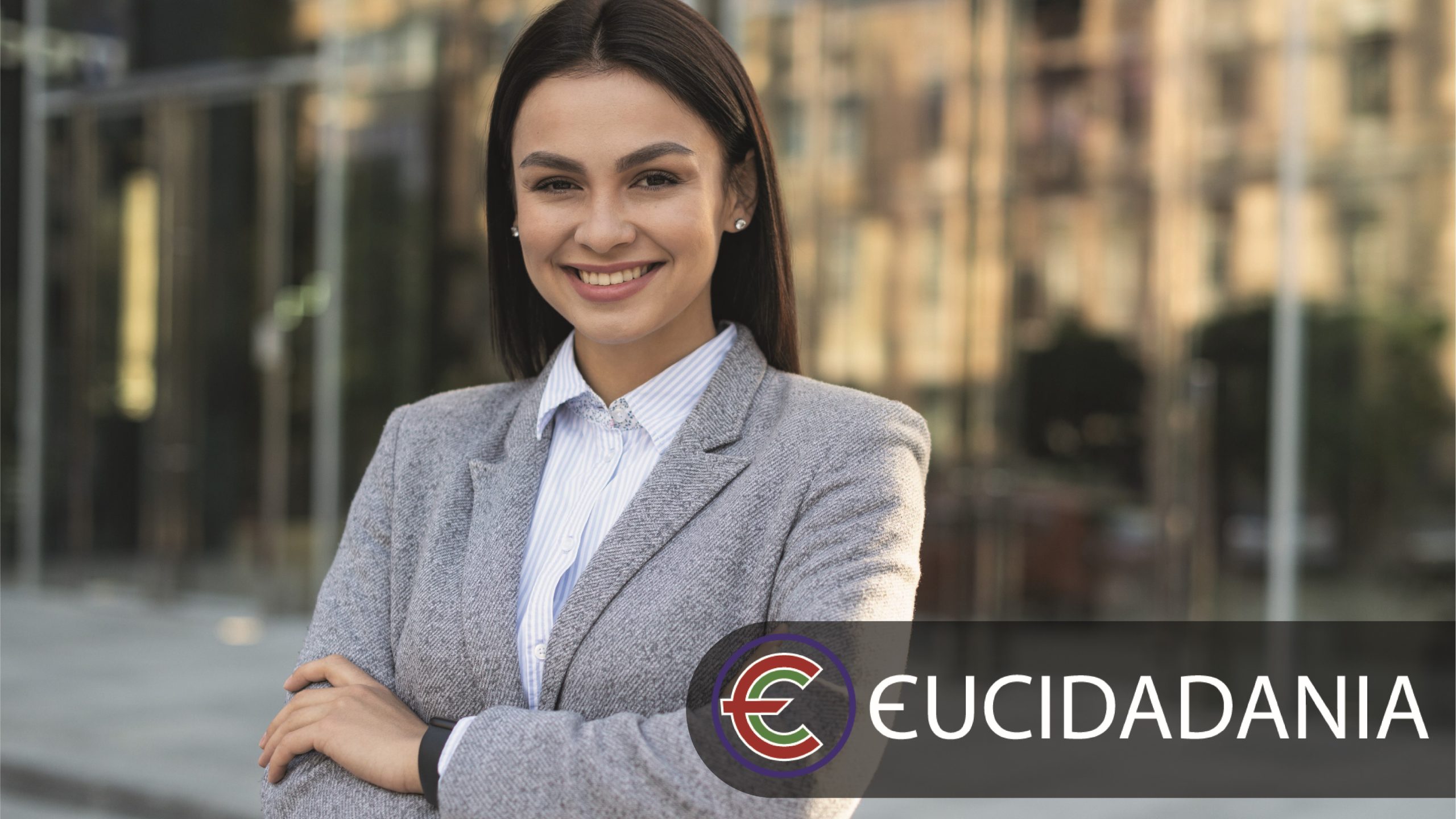 sorridente-empresaria-posando-ao-ar-livre-com-os-bracos-cruzados-e-copie-o-espaco-1